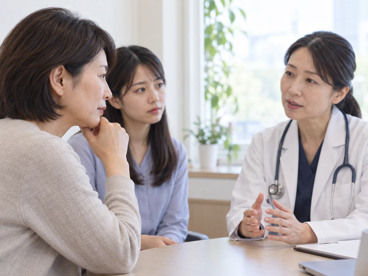 女性が成人の娘と一緒に医師へ相談する場面。