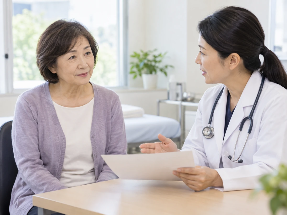 診察室で検査について女性医師の説明を聞く女性