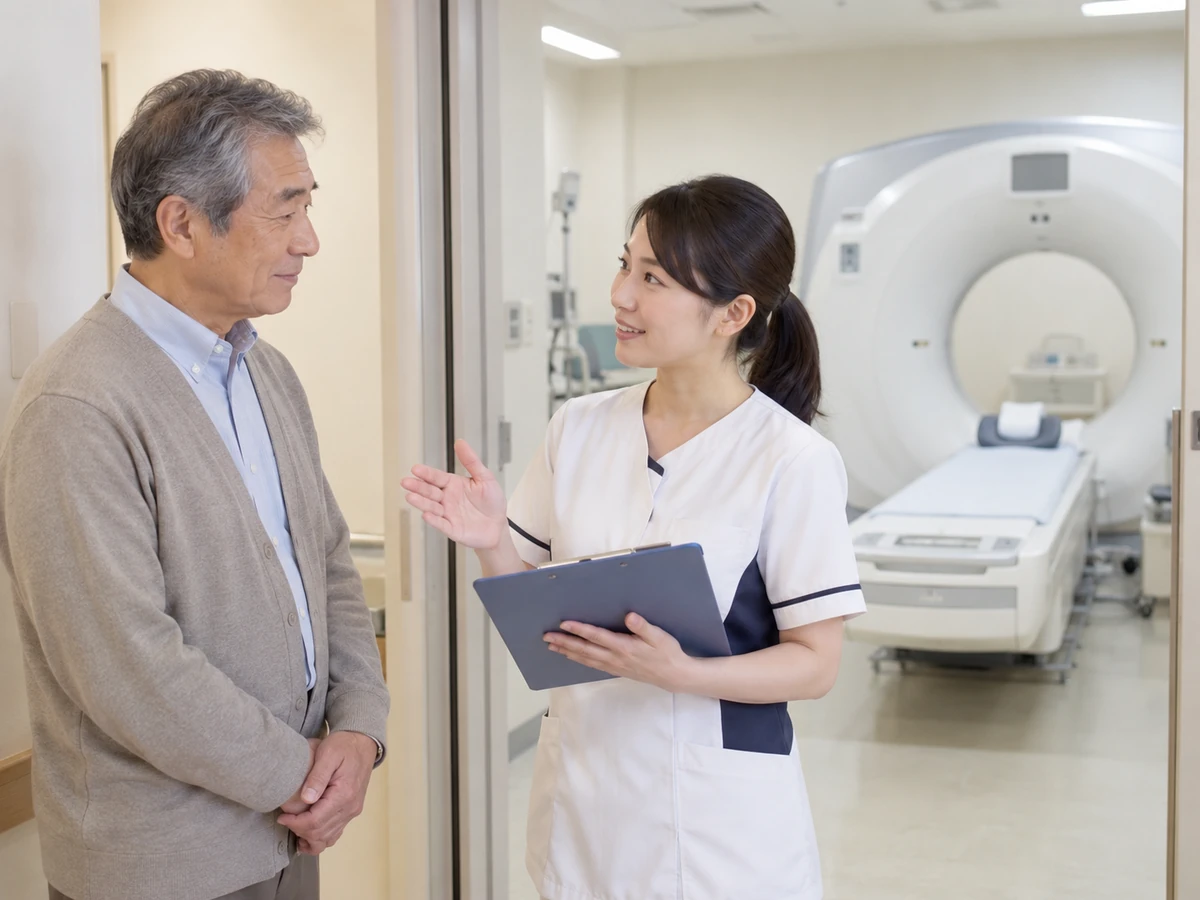 CT検査室で検査前の説明を受ける年配の男性