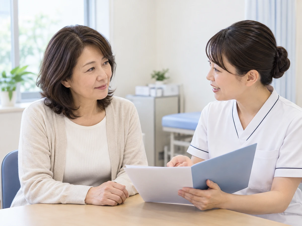 検査について看護師と資料を確認する女性