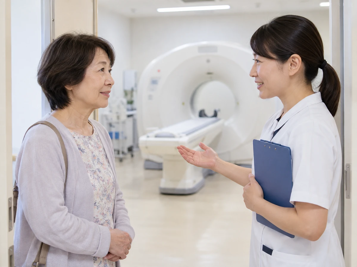 CT検査室の前で説明を受ける女性の写真