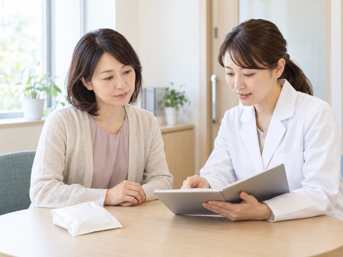 女性が、資料を開く薬剤師の説明を聞く様子