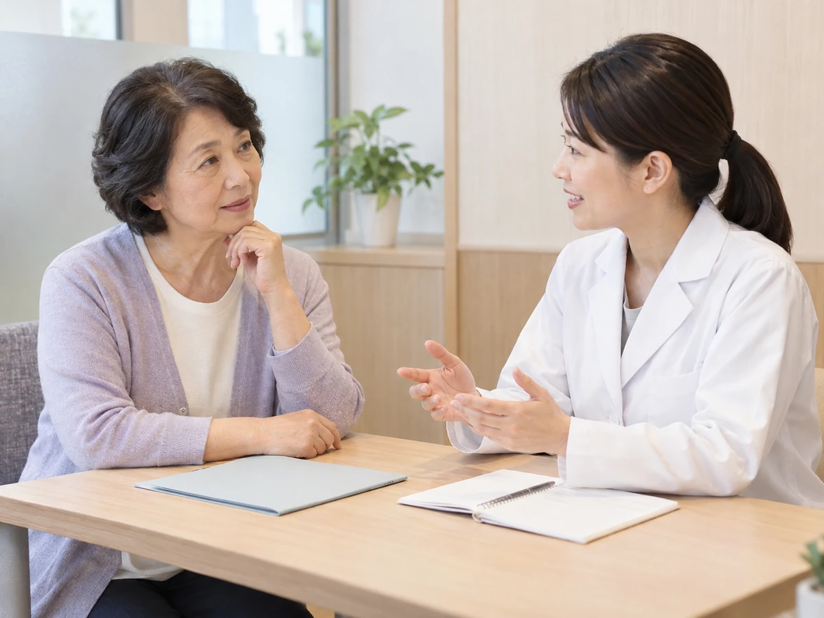 医療スタッフと資料を見ながら相談する女性