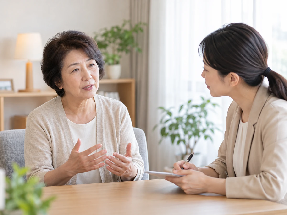落ち着いた相談室で相談員に話をする女性