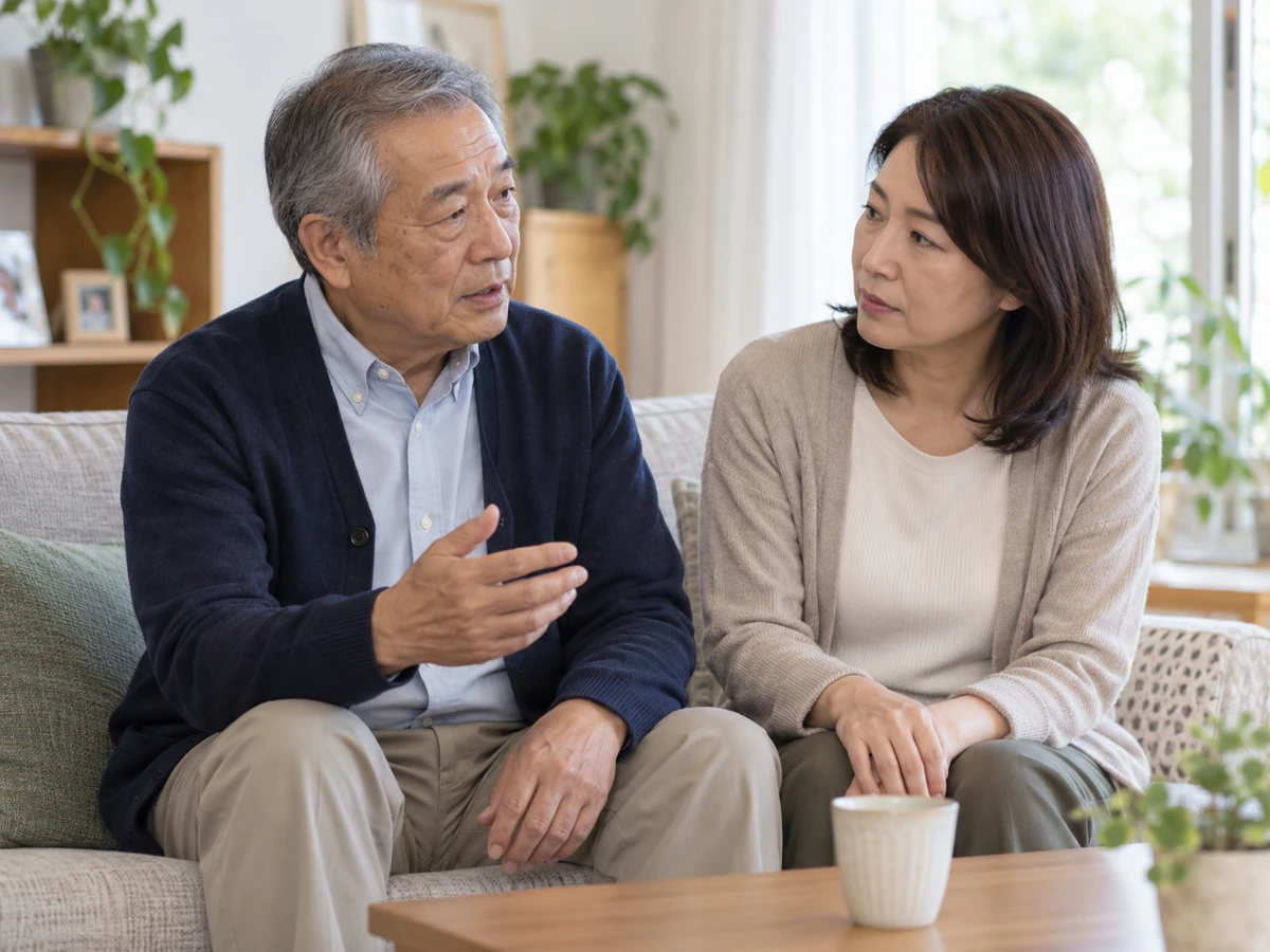 自宅のソファで男性の話を聞く娘の写真