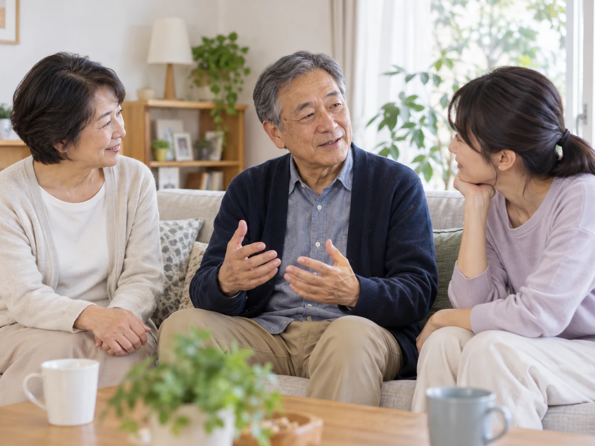 自宅で本人の話を落ち着いて聞く家族