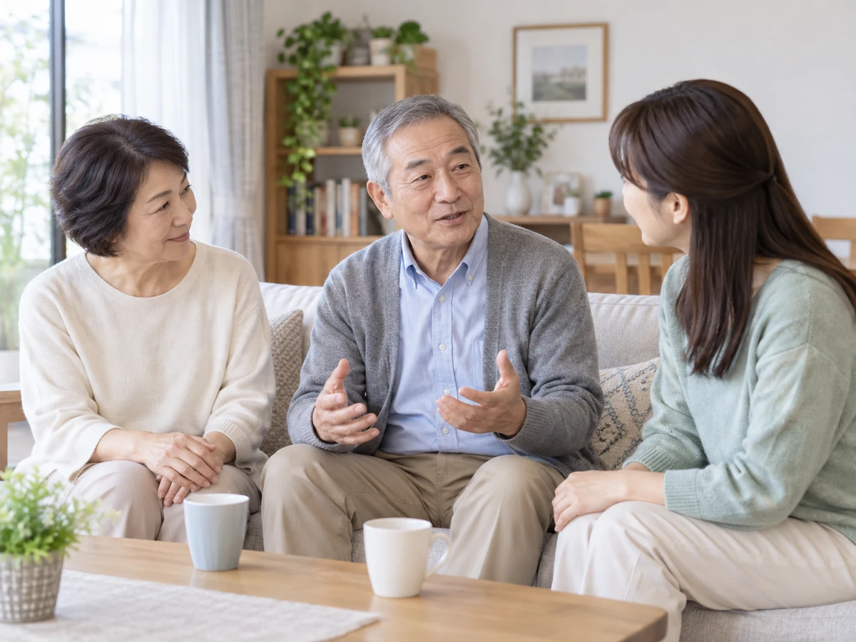 自宅で高齢男性の話を聞く家族の写真
